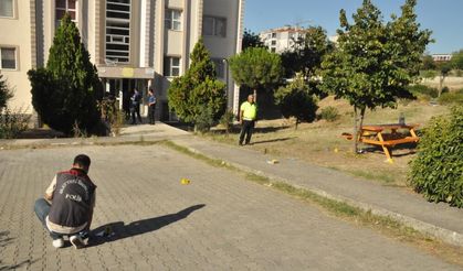 Emekli polis komşularına kurşun yağdırdı: 1'i ağır 3 yaralı