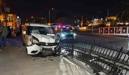Hafif ticari araç ile iki motosiklet çarpıştı: 1 kişi hayatını kaybetti