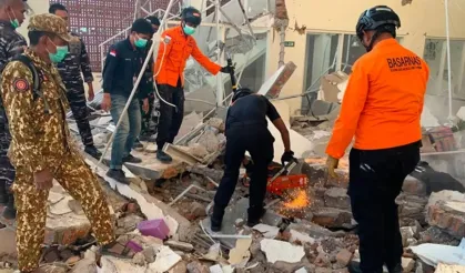 Endonezya'da 7,7 büyüklüğünde deprem: 5 can kaybı