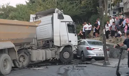 Freni boşalan hafriyat kamyonu park halindeki araçlara daldı!