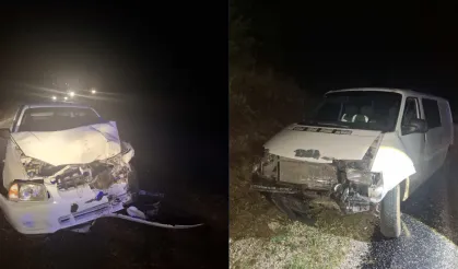 İki araç kafa kafaya çarpıştı: 5 yaralı