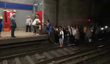 İzmir Metro’da teknik arıza: Seferler aksadı, yolcular raylarda yürüdü!