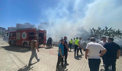 Otluk alanda korkutan yangın: Alevler araçlara sıçradı!