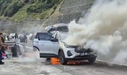 Seyir halindeki cip bir anda alev topuna döndü: Sürücü son anda kurtuldu