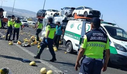 Trafik faciası: Aynı istikamette giden kamyonetler çarpıştı, ölü ve yaralılar var!