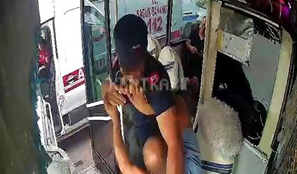 Trafikte yol verme kavgası: Ambulans şoförü otobüs şoförünü darbetti