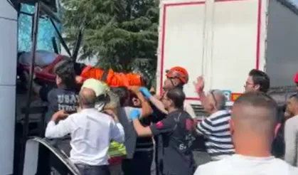 Yolcu otobüsü kamyona arkadan çarptı: 1’i ağır 8 yaralı