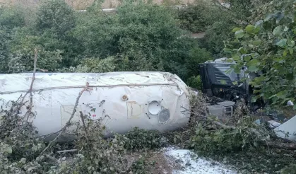 Gece yarısı feci kaza: Tır devrildi, sürücü hayatını kaybetti