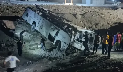 İran'da işçi servisi devrildi: 1 ölü, 15 yaralı