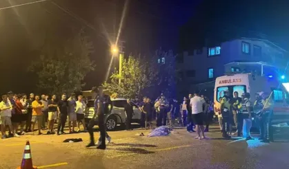 İzmir plakalı otomobilin çarptığı motosikletteki iki genç hayatını kaybetti