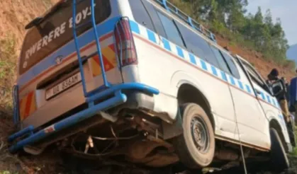 Uganda'da cenazeye gidenleri taşıyan minibüs devrildi: 3 ölü, 10 yaralı