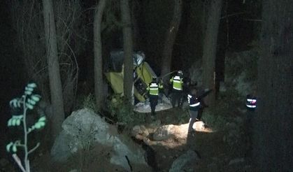 Bariyerleri aşan araç 50 metrelik uçuruma yuvarlandı: 2 ölü, 4 yaralı