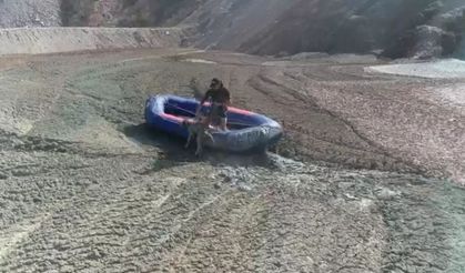 İzmir Buca’da nefes kesen kurtarma operasyonu: Köpek şişme botla çıkarıldı
