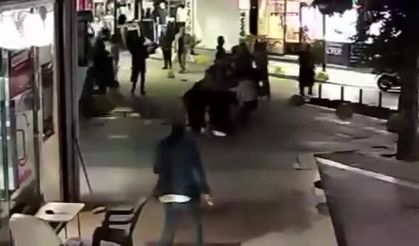 D*hşet anları: Anne ve kızı kalabalık grubun saldırısına uğradı
