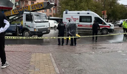 Kamyonun çarptığı 77 yaşındaki kadın hayatını kaybetti