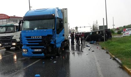 Kırmızı ışık ihlali zincirleme kazaya neden oldu: 3 yaralı