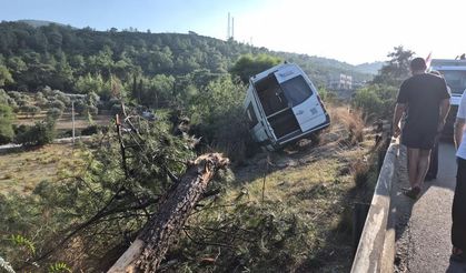 Korkutan kaza! Minibüs bariyerleri aşıp şarampole uçtu