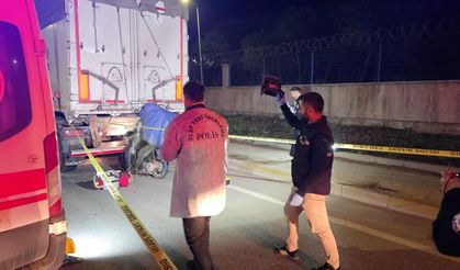 Lastiği patlayan motosiklet tıra çarptı: Motokurye kurtarılamadı
