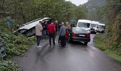 Öğrenci servisi ile otomobil çarpıştı: Yaralı öğrenciler hastaneye kaldırıldı