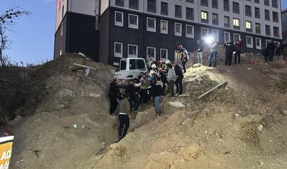Öğrenci yurdu inşaatında göçük: Toprak altında kalan 2 işçi kurtarıldı