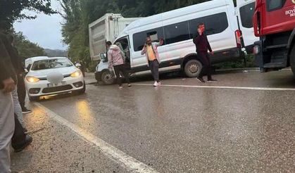 Öğrencilerin de bulunduğu minibüs kamyona çarptı: 1 ölü, 23 yaralı