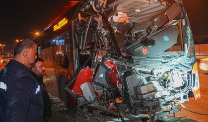 Otobüsü üst geçit sansörüne çarptı: 24 yaralı