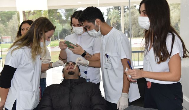 Ege Üniversitesi öğrencilerine ücretsiz diş taraması yapıldı