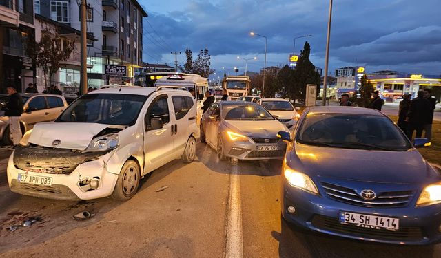 Afyonkarahisar’da Zincirleme Trafik Kazası: 7 Kişi Yaralandı