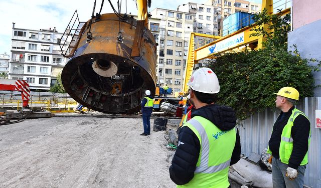 Buca Metrosu'nda yoğun mesai: 450 tonluk TBM yeni yerine taşınıyor