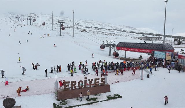 Erciyes Kayak Merkezi’nde Hafta Sonu Rekoru: 70 Bin Ziyaretçi