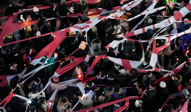 Güney Kore'de sular durulmuyor! Devlet Başkanlığı ofine polis baskını!