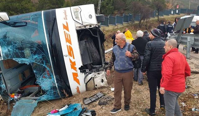 Isparta'da yolcu otobüsü devrildi: 1 ölü, 18 yaralı