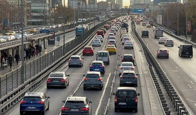 İstanbul'da Haftanın İlk Mesai Günü: Trafik ve Toplu Taşımada Yoğunluk