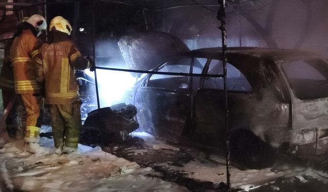 İzmir'de kundaklama iddiası: Otomobil ve 2 motosiklet alevler içinde kaldı!