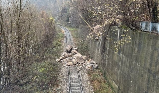 Karabük'te heyelan sonucu demiryolu ulaşıma kapandı!