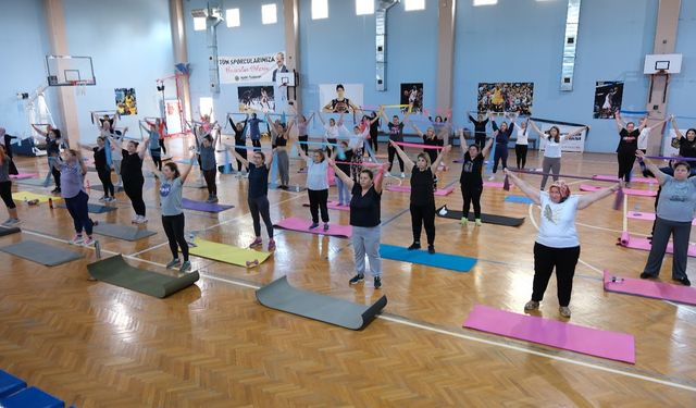 Menemen Belediyesi'nin ücretsiz pilates kursu yoğun ilgi görüyor