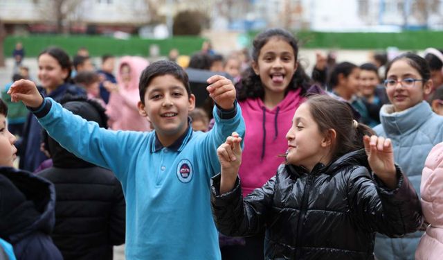 Müzikle dolu bir gün: Kırşehir'de öğrenciler ders arasında neşeleniyo!