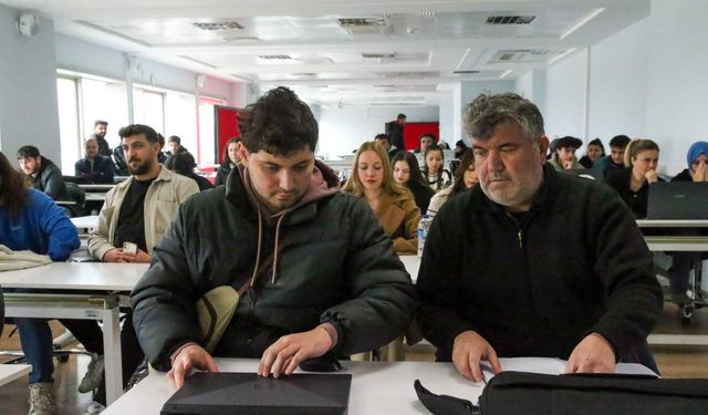 Oğluna Destek İçin Şehir Değiştirdi, Üniversiteye Yeniden Başladı