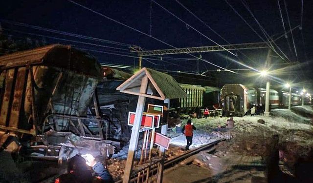 SON DAKİKA | Yolcu treni ile yük treni kafa kafaya çarpıştı: Ölü ve yaralılar var