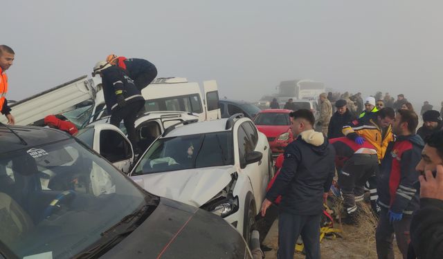 Van-Erciş kara yolunda can pazarı: Zincirleme trafik kazasında çok sayıda yaralı var