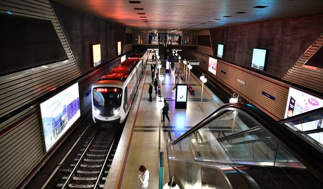 İzmir Metrosu'nda teknik arıza: Seferlerde gecikme yaşanıyor