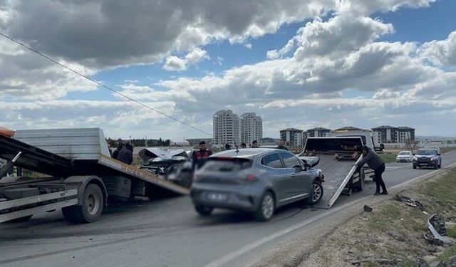 Askeri araç ile otomobiller çarpıştı: Çok sayıda yaralı var...