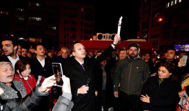 Bornova'da İmamoğlu'na destek nöbeti: Başkan Eşki diplomalarını yaktı