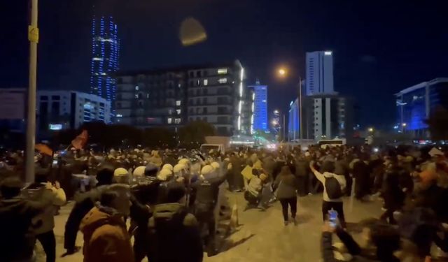 İzmir protesto son dakika: AK Parti İzmir İl Binası önünde polisle İzmirli arasında arbede