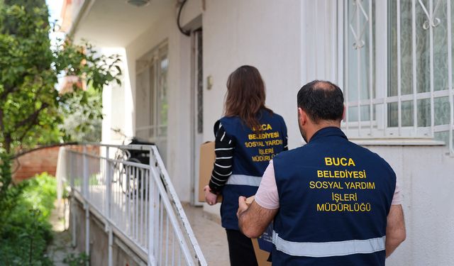İzmir Buca'da ihtiyaç sahiplerine Ramazan kolisi dağıtılıyor