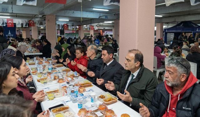 İzmir Büyükşehir Belediyesi, Bayraklı'da dayanışma sofrası kurdu