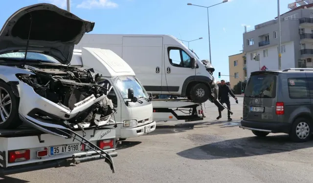 İzmir'de zincirleme kaza! Otomobil, minibüs ve kamyonete çarptı