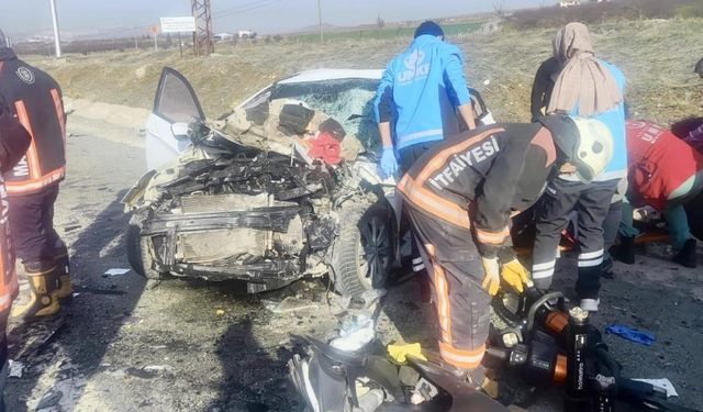 Kahreden olay! Otomobil TIR'ın altına girdi: Aynı ailden 3 kişi hayatın kaybetti!