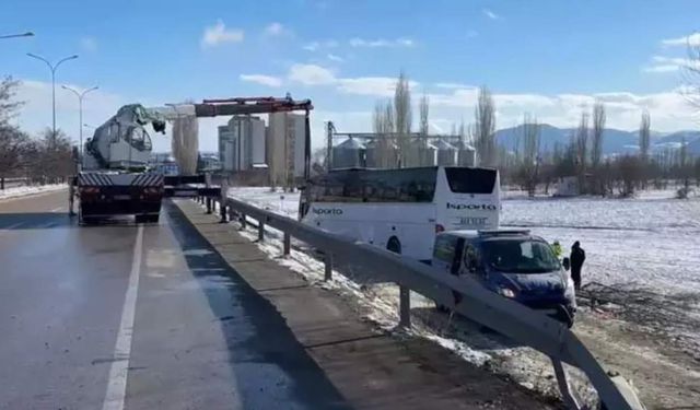 Şarampole devrilen otobüste can kaybı: 1 kişi hayatını kaybetti, 25 kişi yaralandı!
