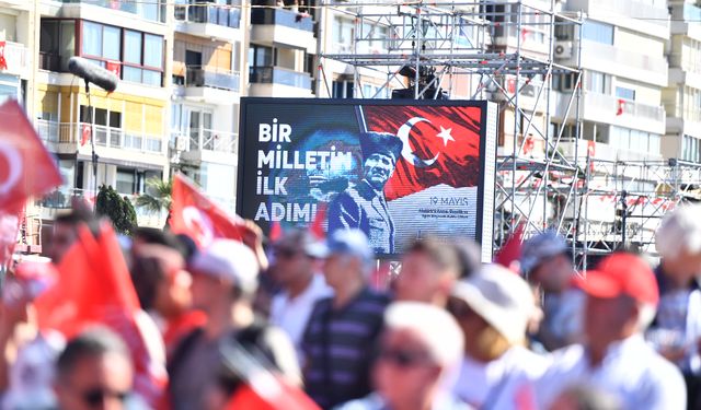 Özgür Özel, 19 Mayıs’ta İzmir’de coşkuyla karşılandı: 1881 Atatürk Vapuru'yla Gündoğdu’ya geldi